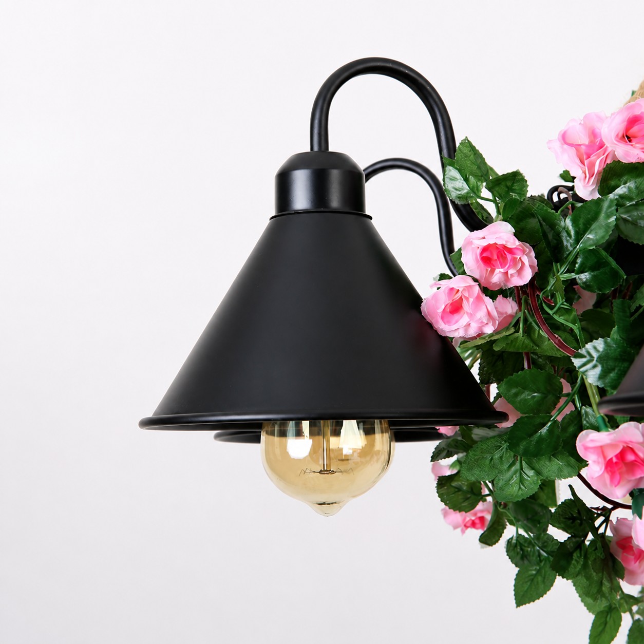 Detalle floral rosa junto al tono negro.