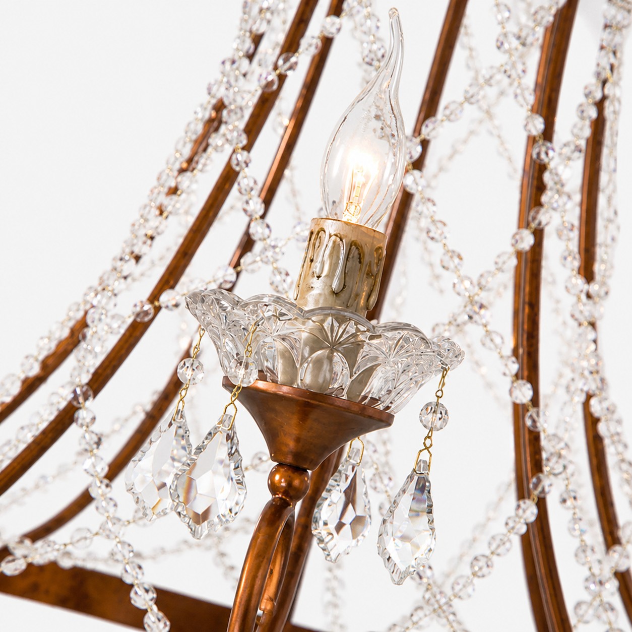 Kristallblumenschale mit Kerzenlicht