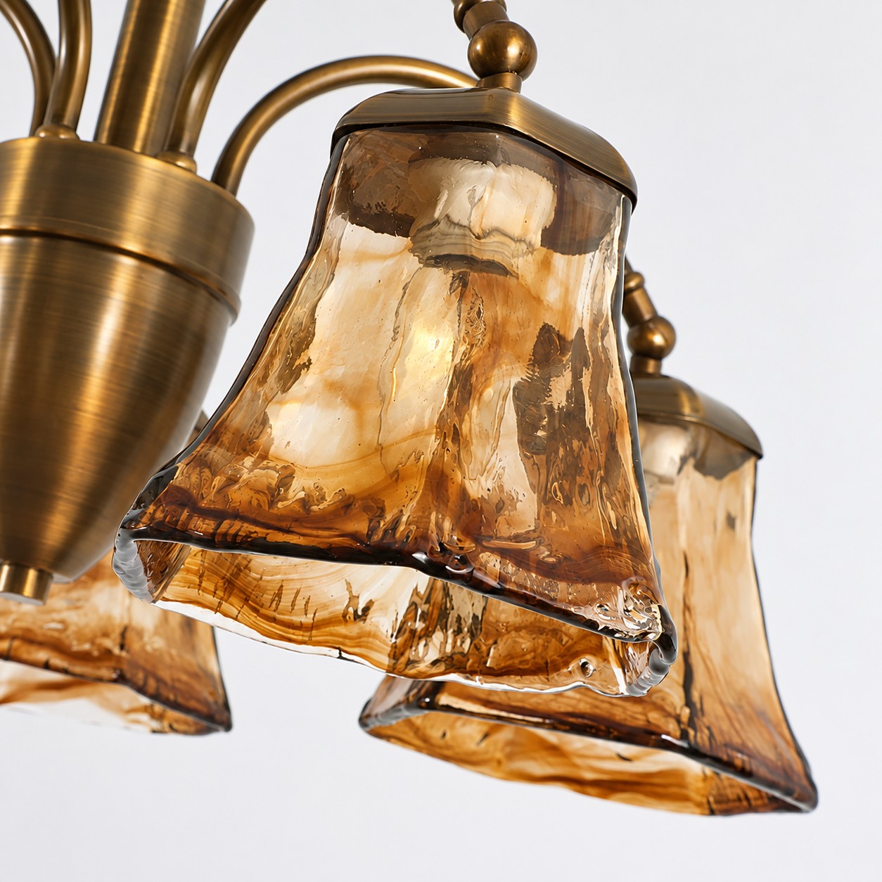 Detalhe da luminária de teto semi-embutida em latão e vidro âmbar 1