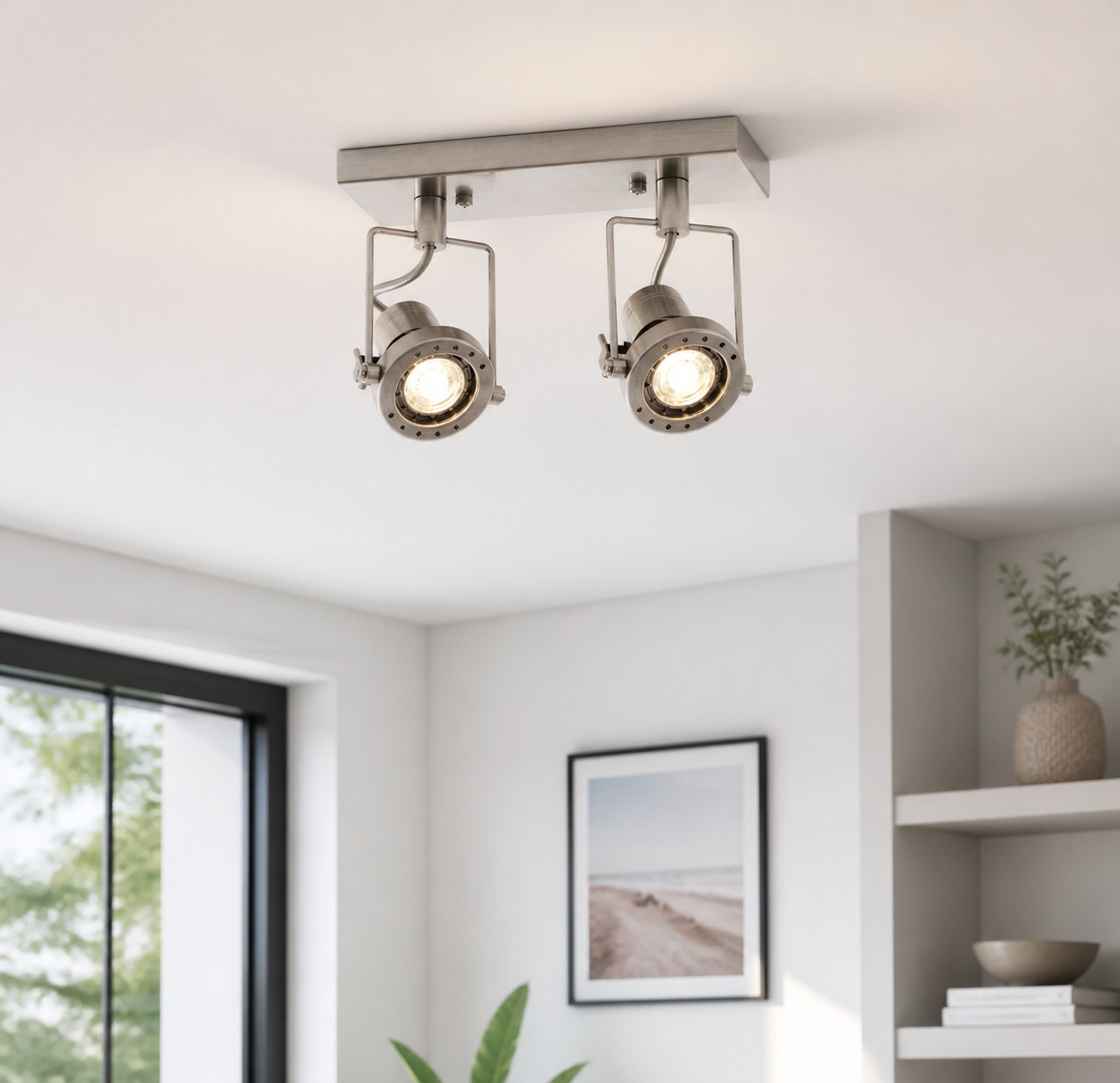 Foco ajustable Bauhaus de níquel cepillado en un ambiente de habitación.