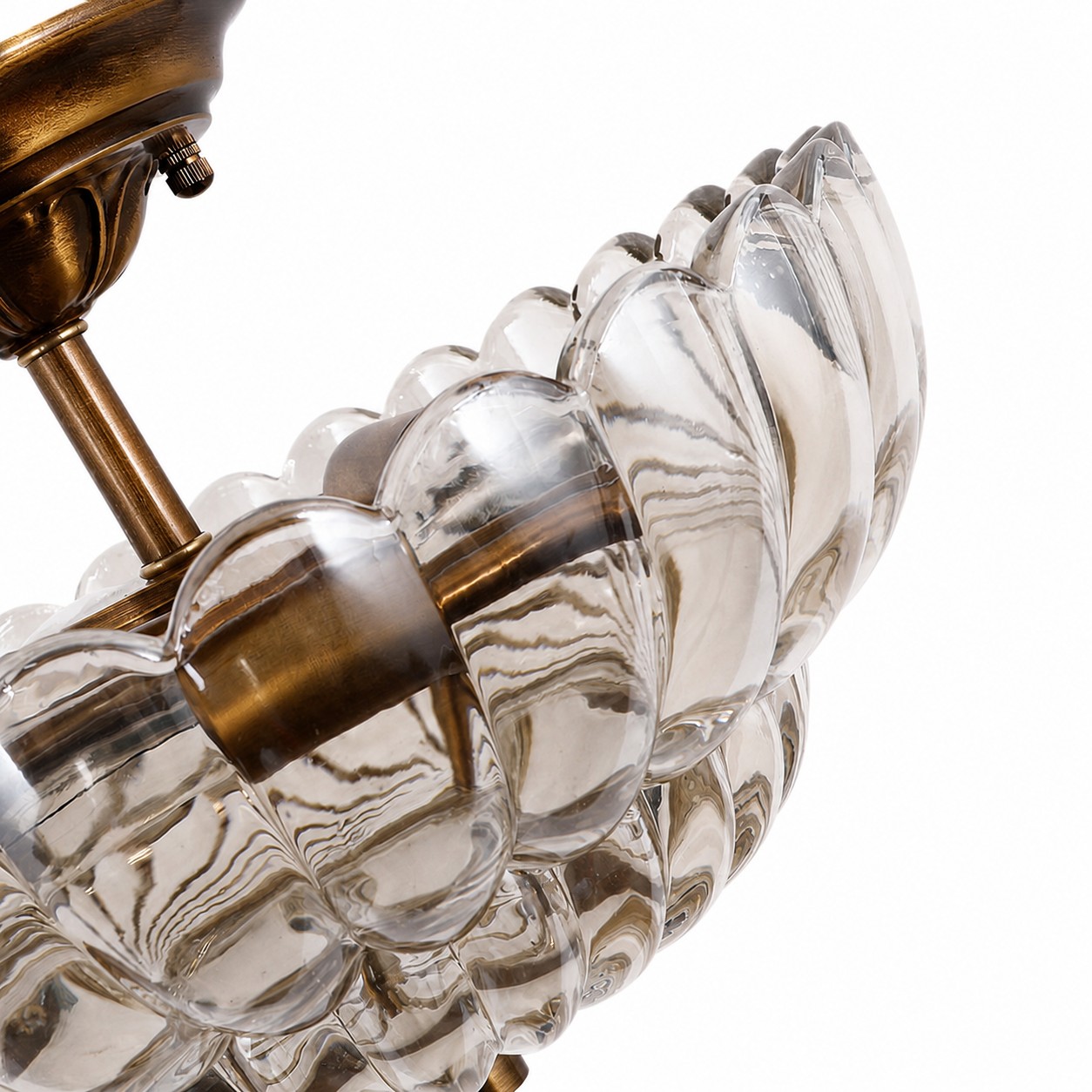 Detalhe da luminária de teto semi-embutida em latão floral e vidro âmbar 3