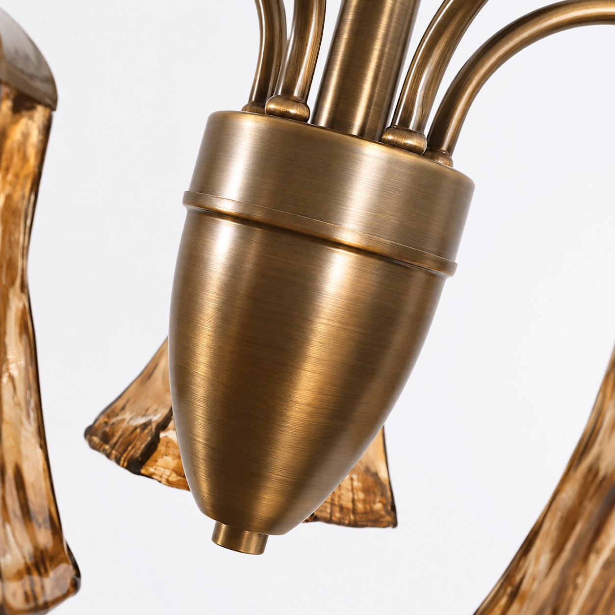 Detalhe da luminária de teto semi-embutida em latão e vidro âmbar 3