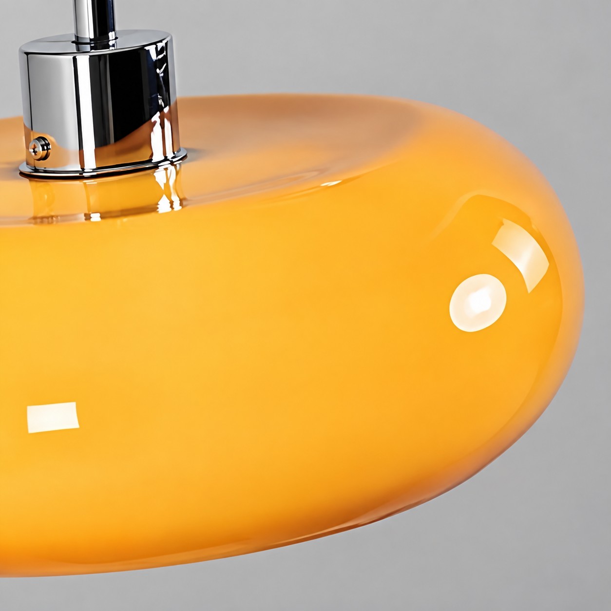 Nahaufnahme des orangefarbenen Glasschirms und der Metallkappe