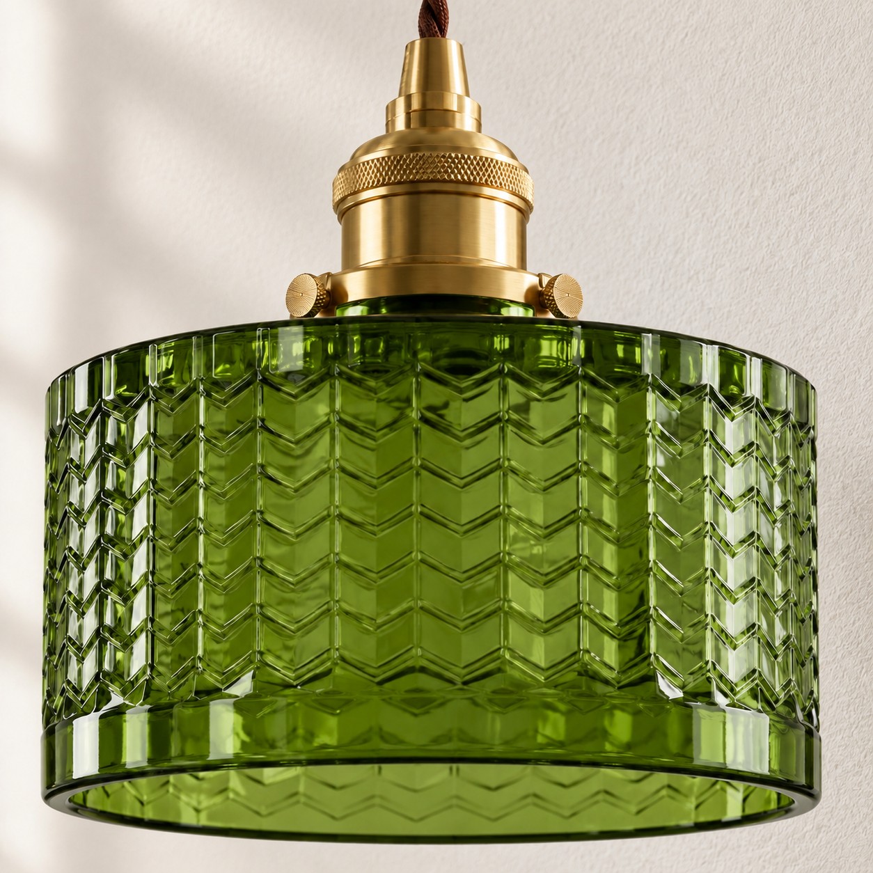 Dettaglio del paralume completo in vetro chevron verde oliva e portalampada in ottone