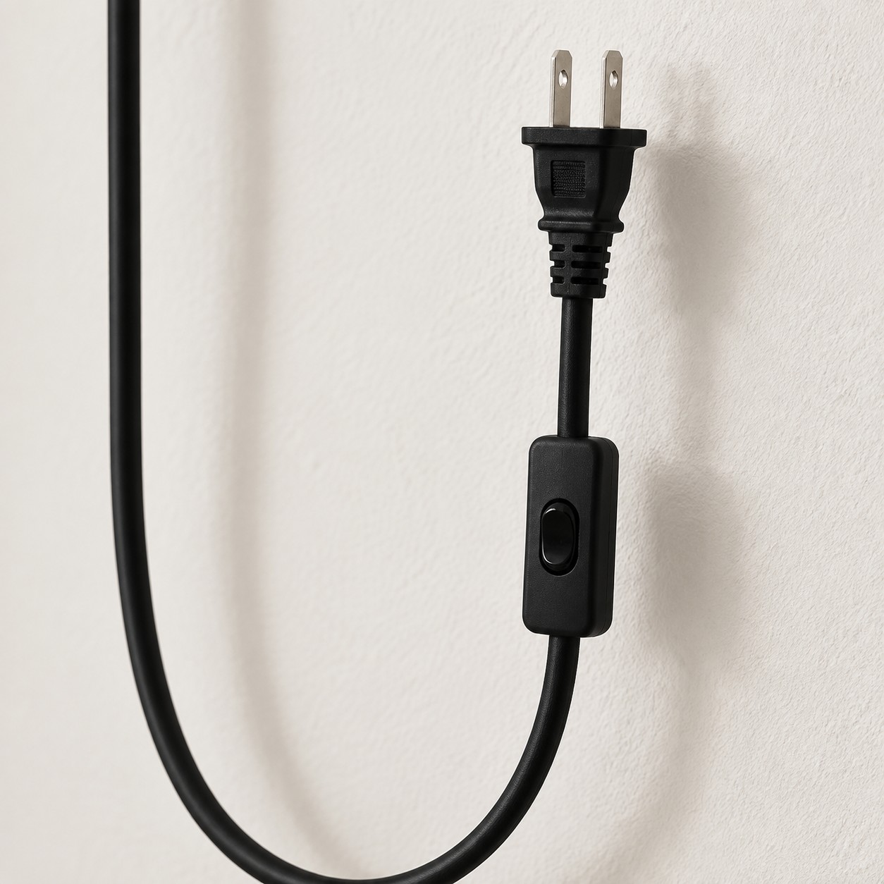 Primer plano del enchufe y del interruptor de encendido/apagado en línea.