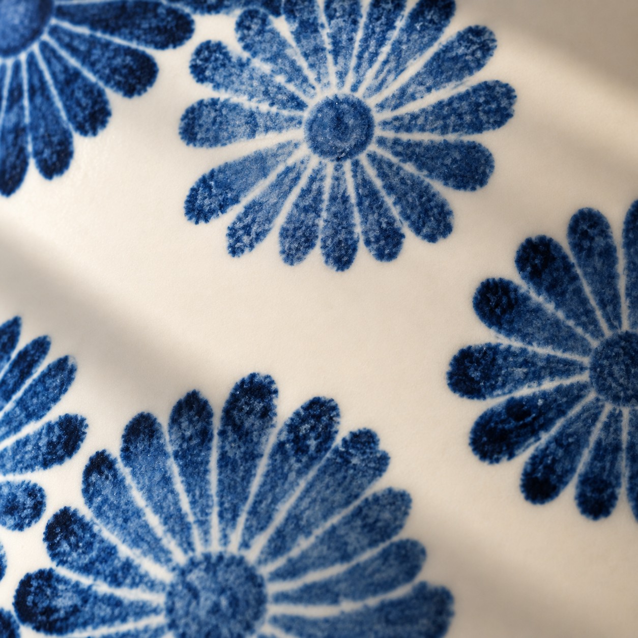 Handgeschilderde blauwe bloemen