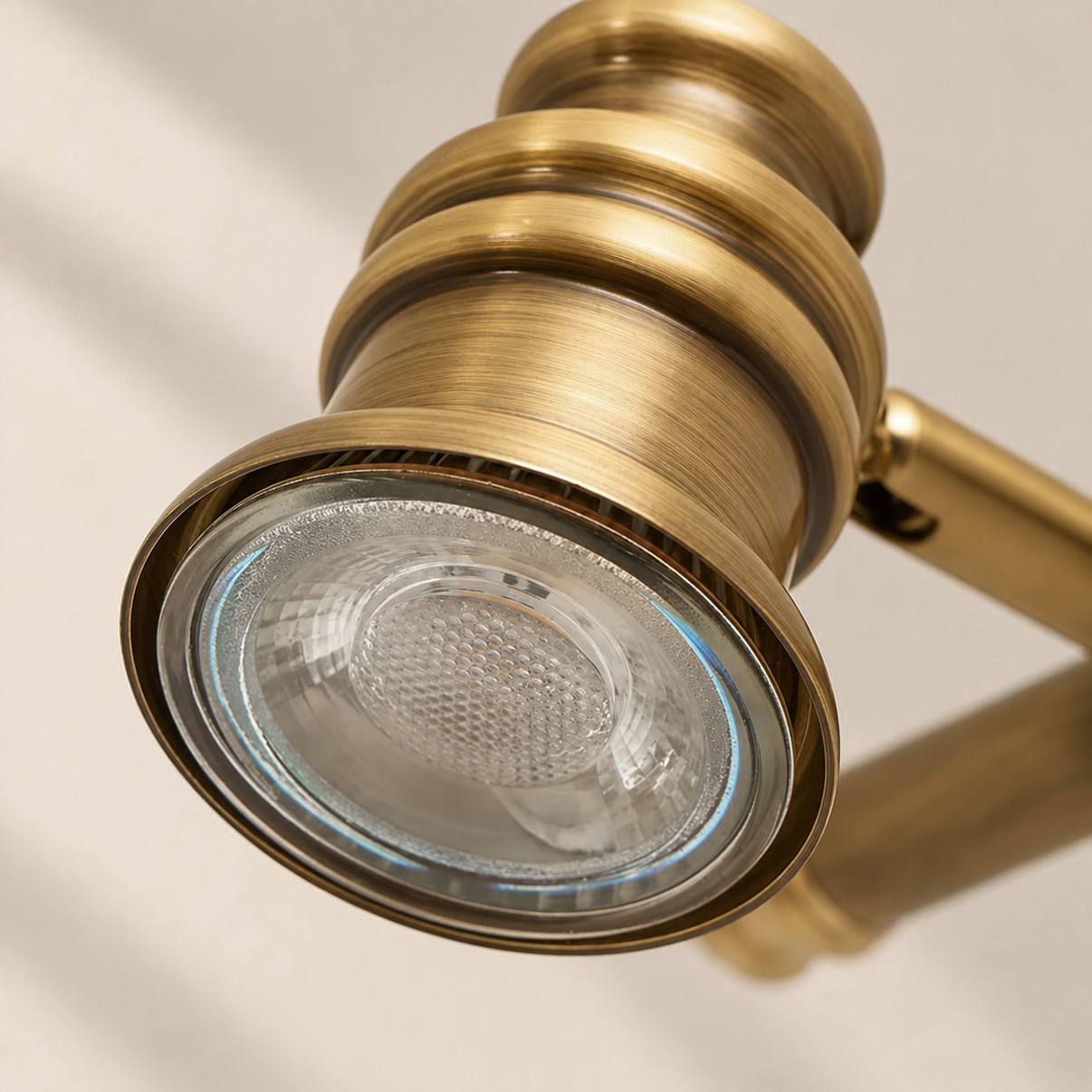 Primer plano de la lente iluminada de Aurelia y el cabezal de luz de latón esculpido.