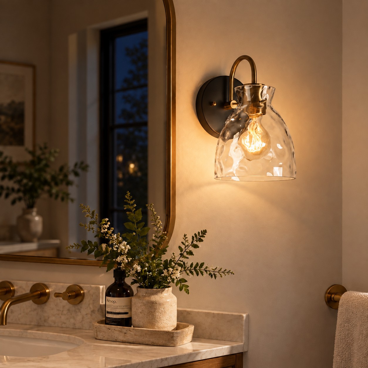 Scène de salle de bain avec applique murale en verre texturé