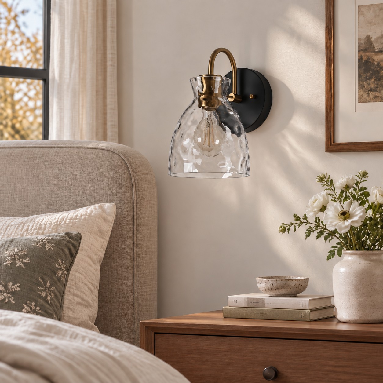 Scène de chambre avec applique murale en verre texturé