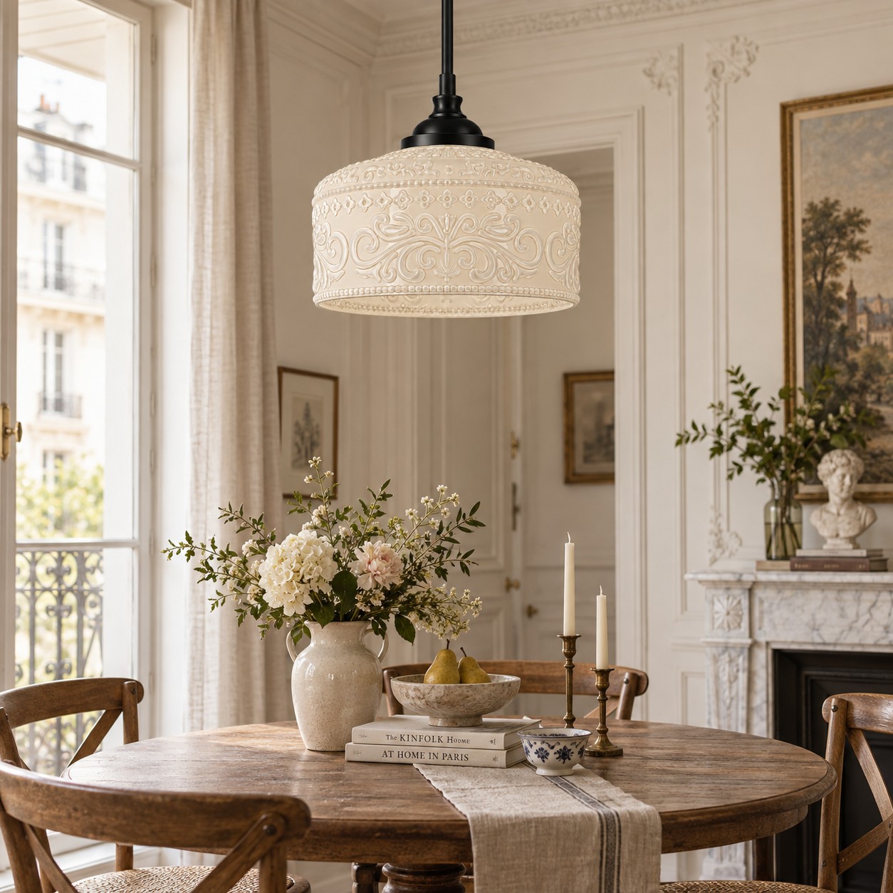 Suspension en verre à motifs blancs dans une salle à manger parisienne classique