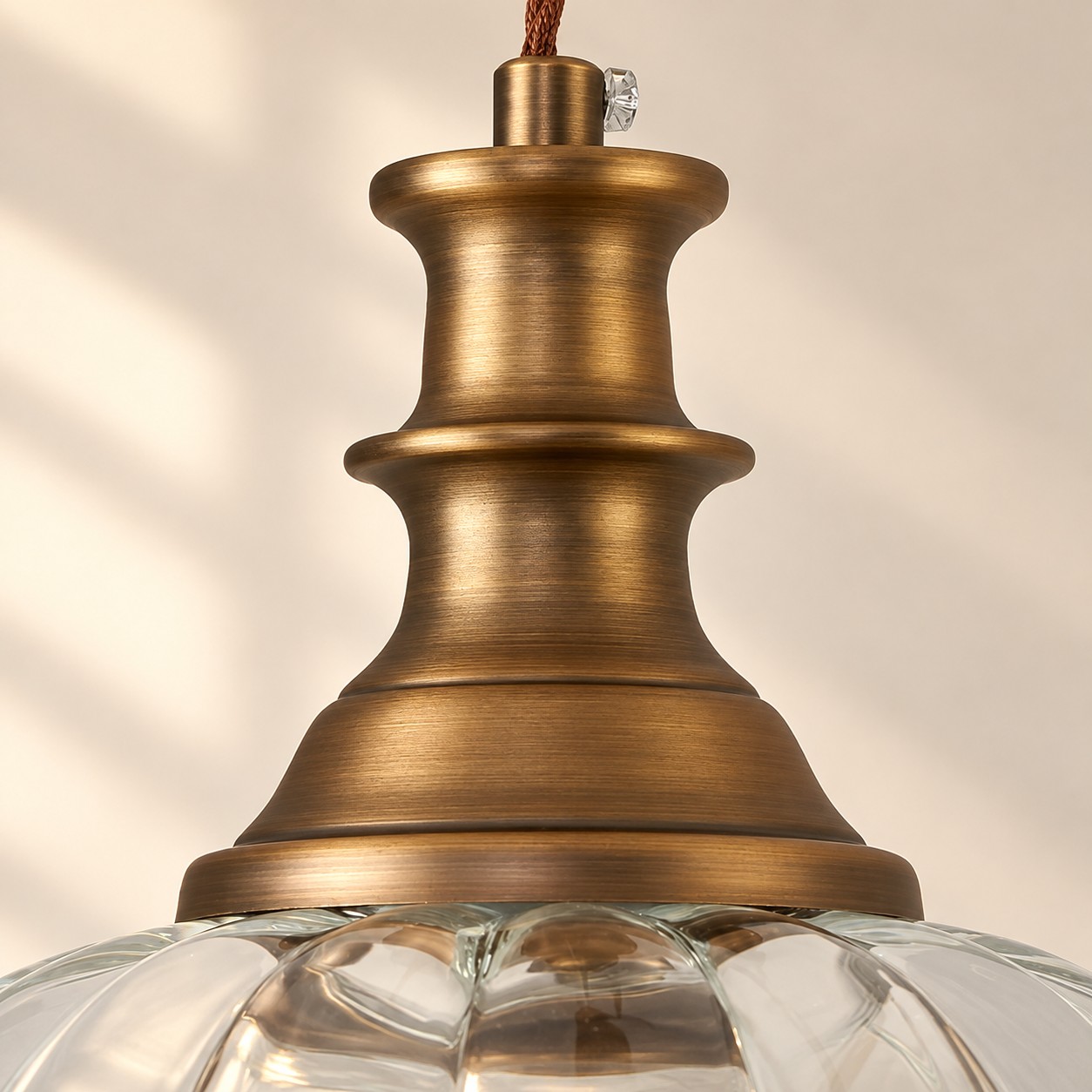 Close-up de collier en laiton brossé sur verre cannelé