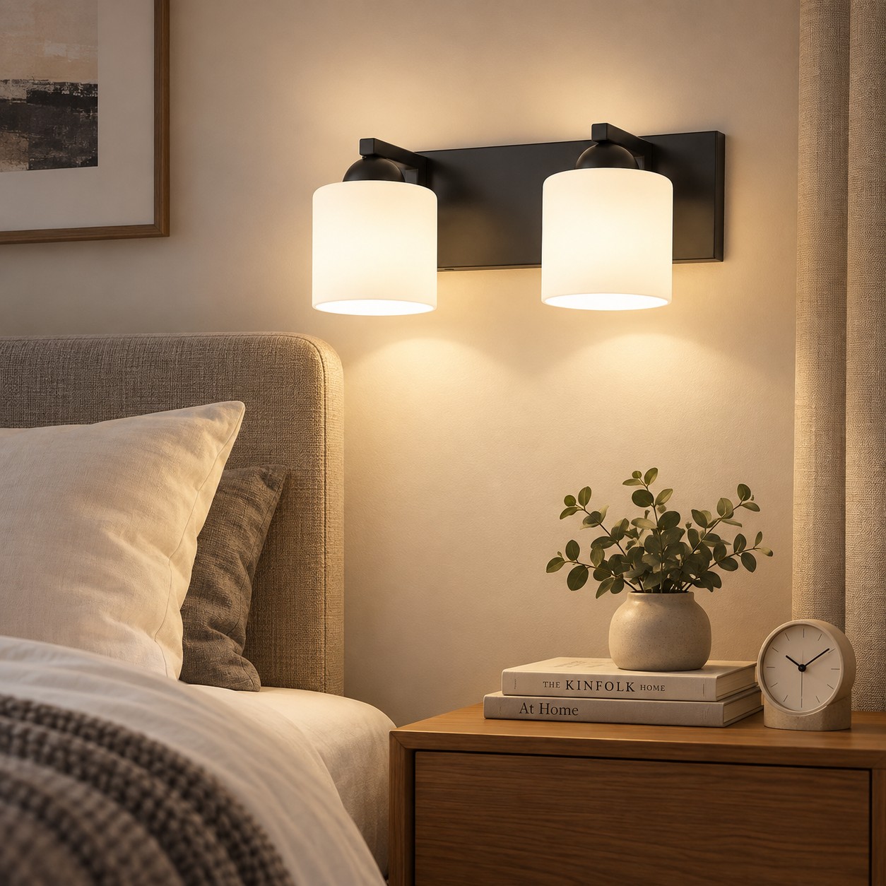 Aplique de pared de cristal opalino de dos luces junto a una cama