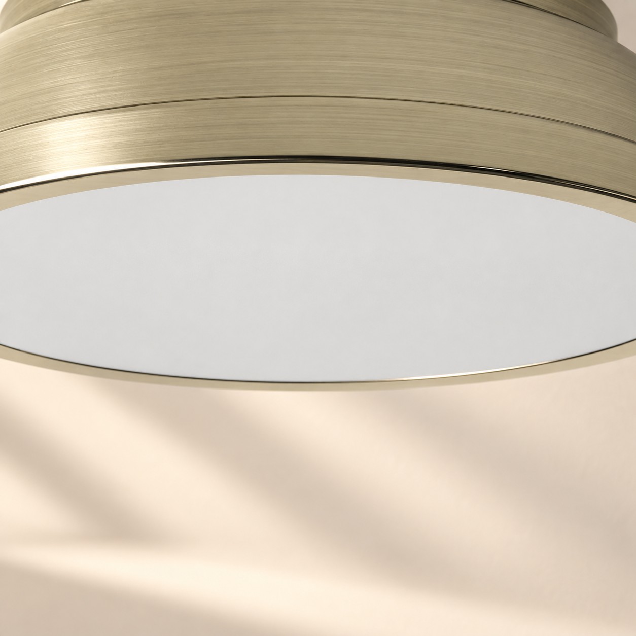 Nahaufnahme des mattierten Diffusors und des Metallrandes