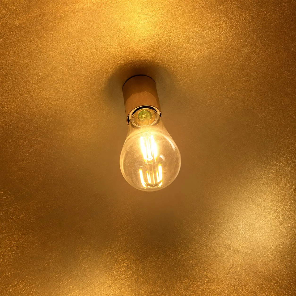 Intérieur en feuille d'or et lueur chaleureuse.