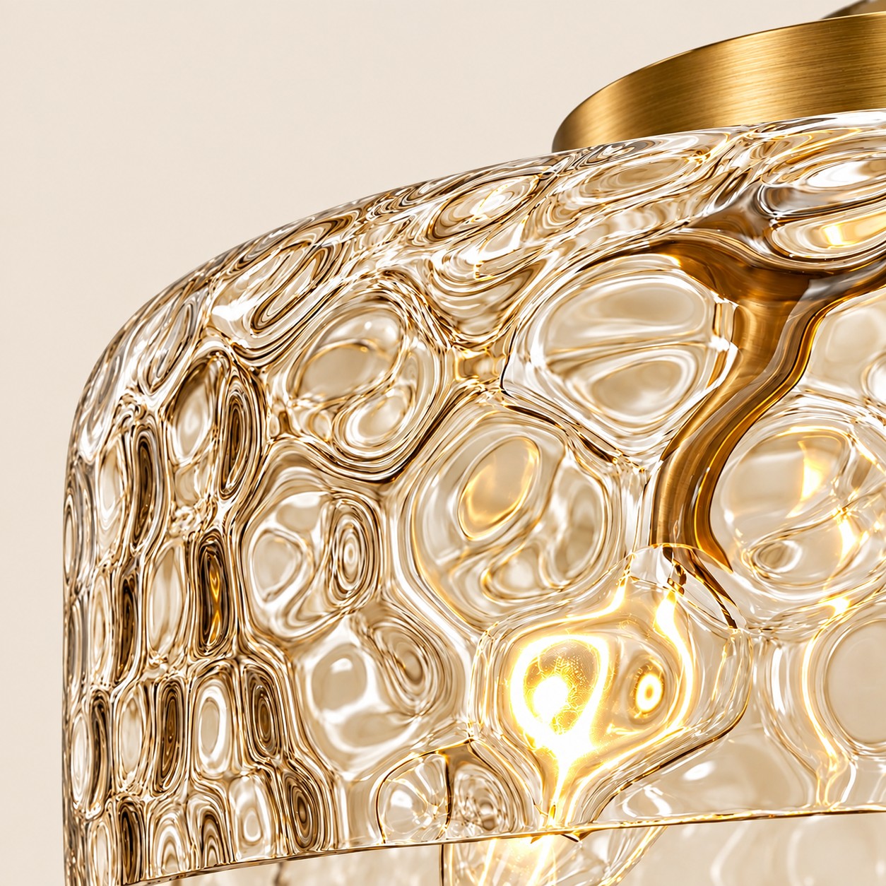 Vue rapprochée du verre clair ondulé captant une lumière chaude