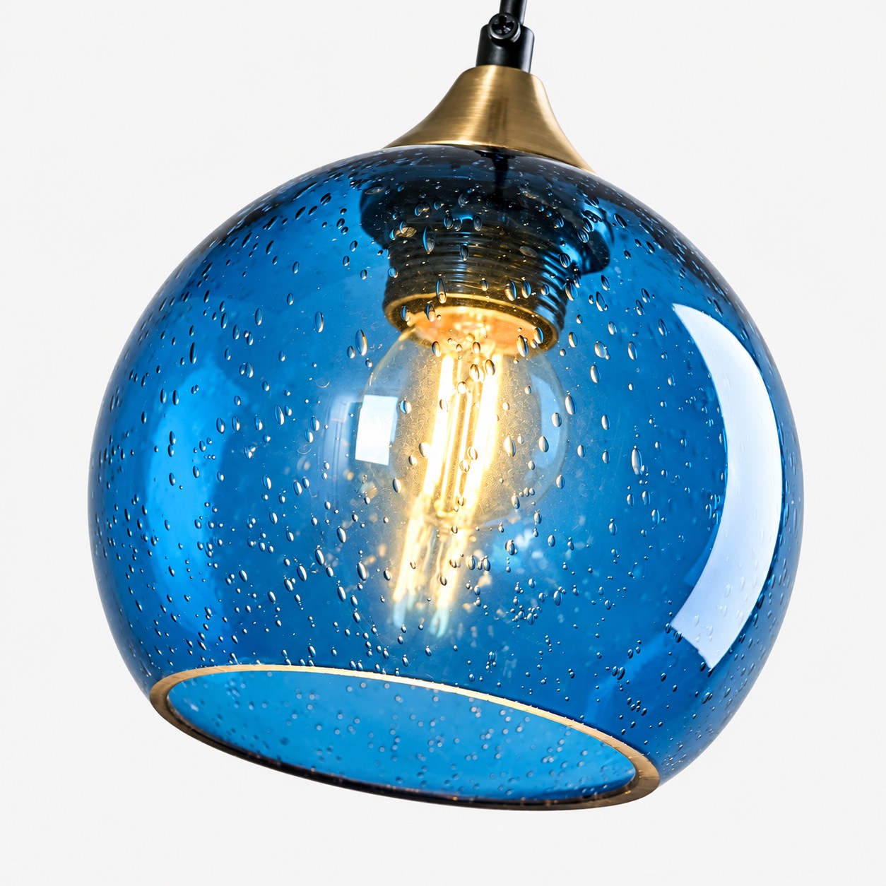 Blaue Kugelglaskugel mit leuchtender E26-Glühbirne