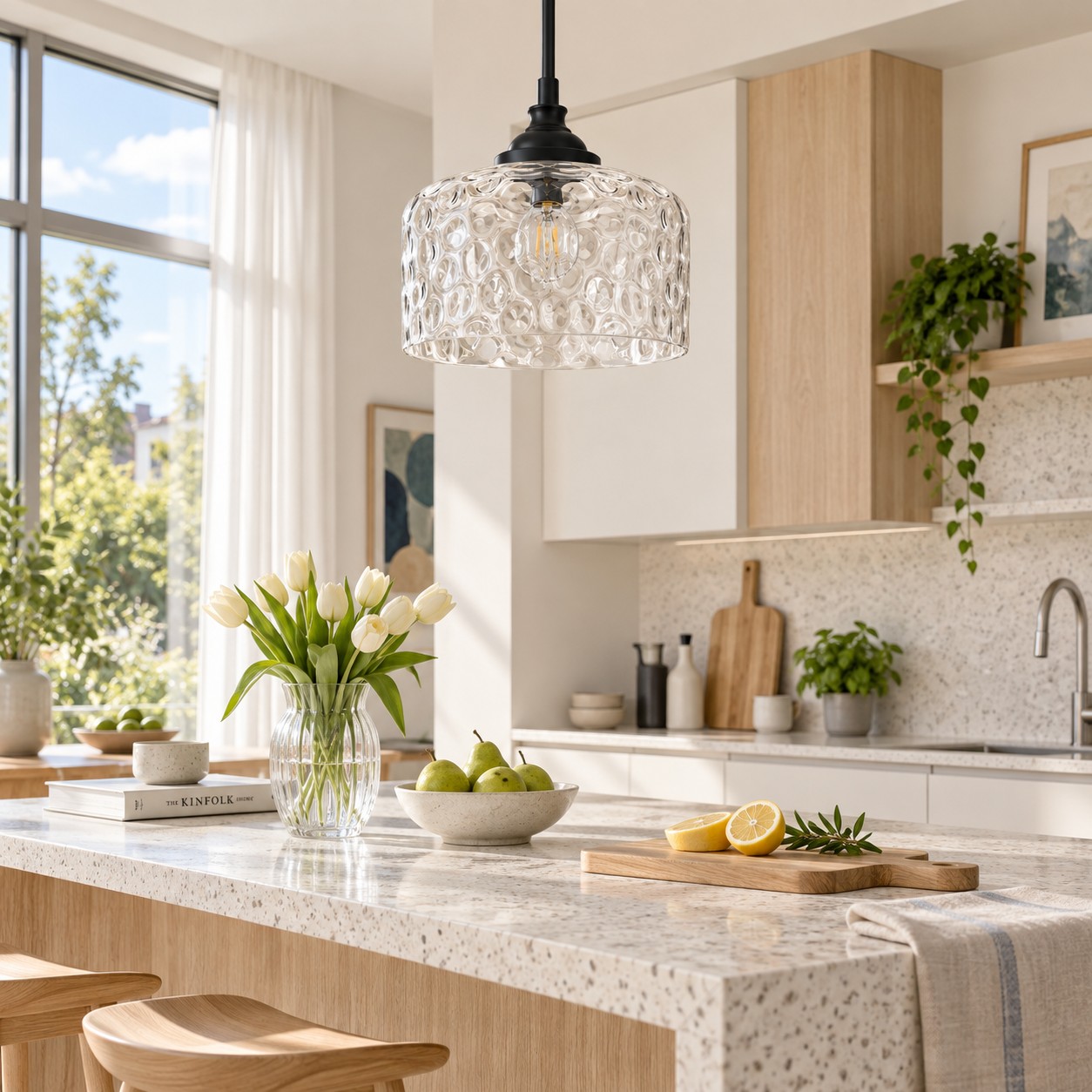 Suspension en verre à motifs clairs dans une cuisine lumineuse avec l'ampoule éteinte