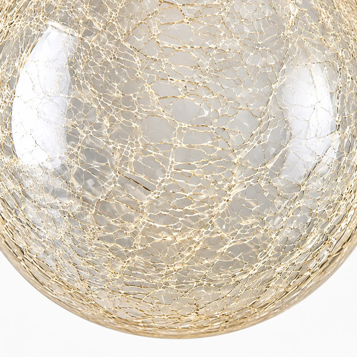 Lámpara colgante con globo de cristal en detalle