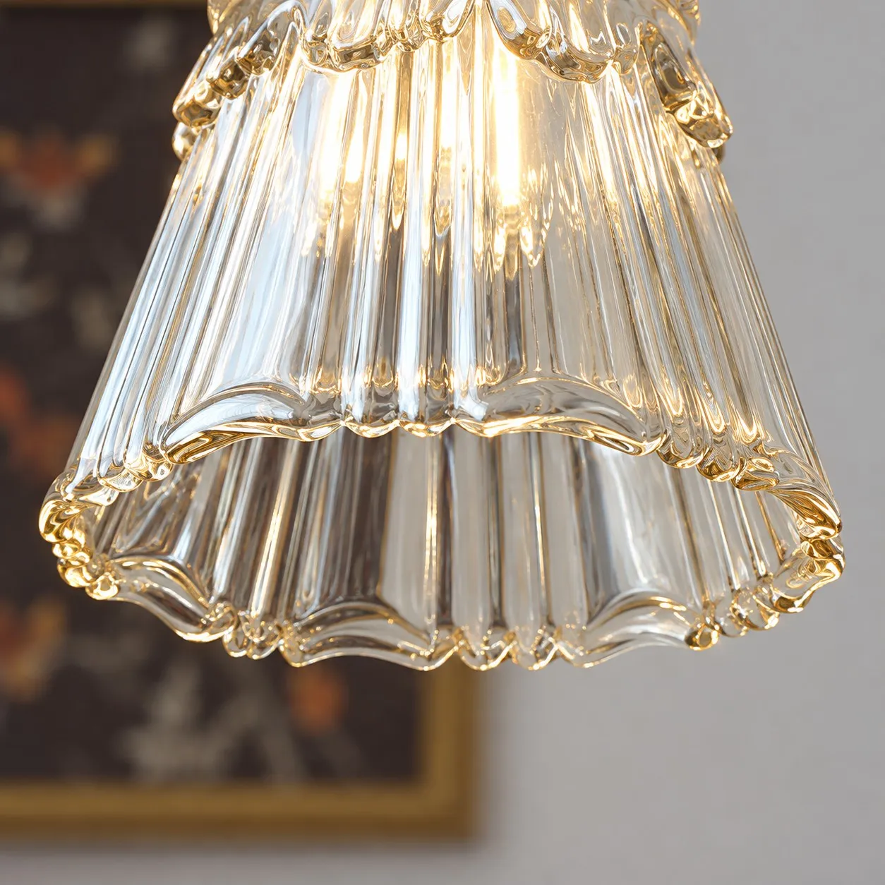 Lampe suspendue en verre sculpté en détail