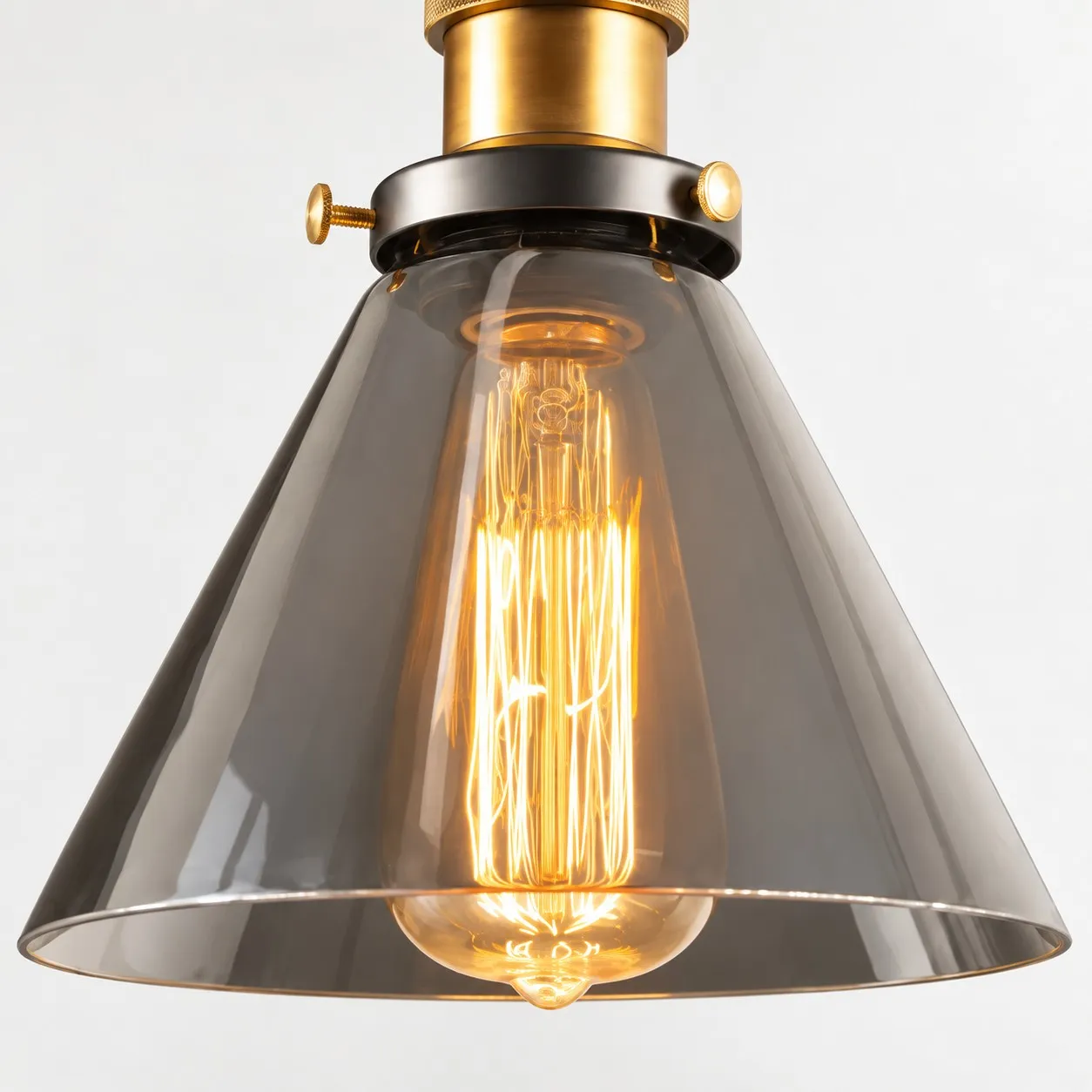 Lámpara colgante minimalista de cristal en detalle
