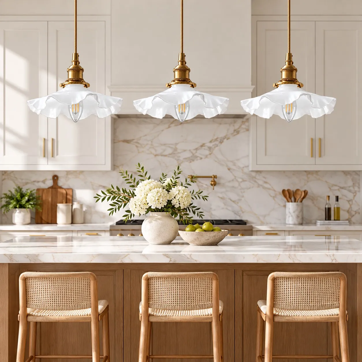 Vintage witte hanglamp met gegolfd glas in een interieur.