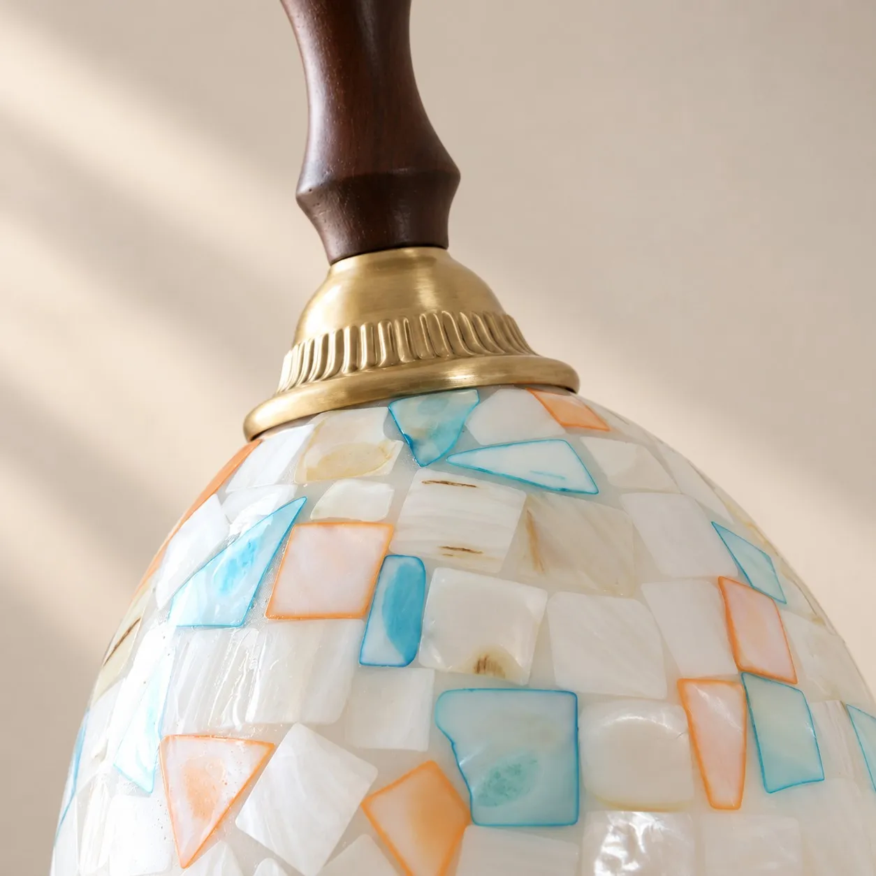 Lámpara colgante de cristal con forma de concha en detalle