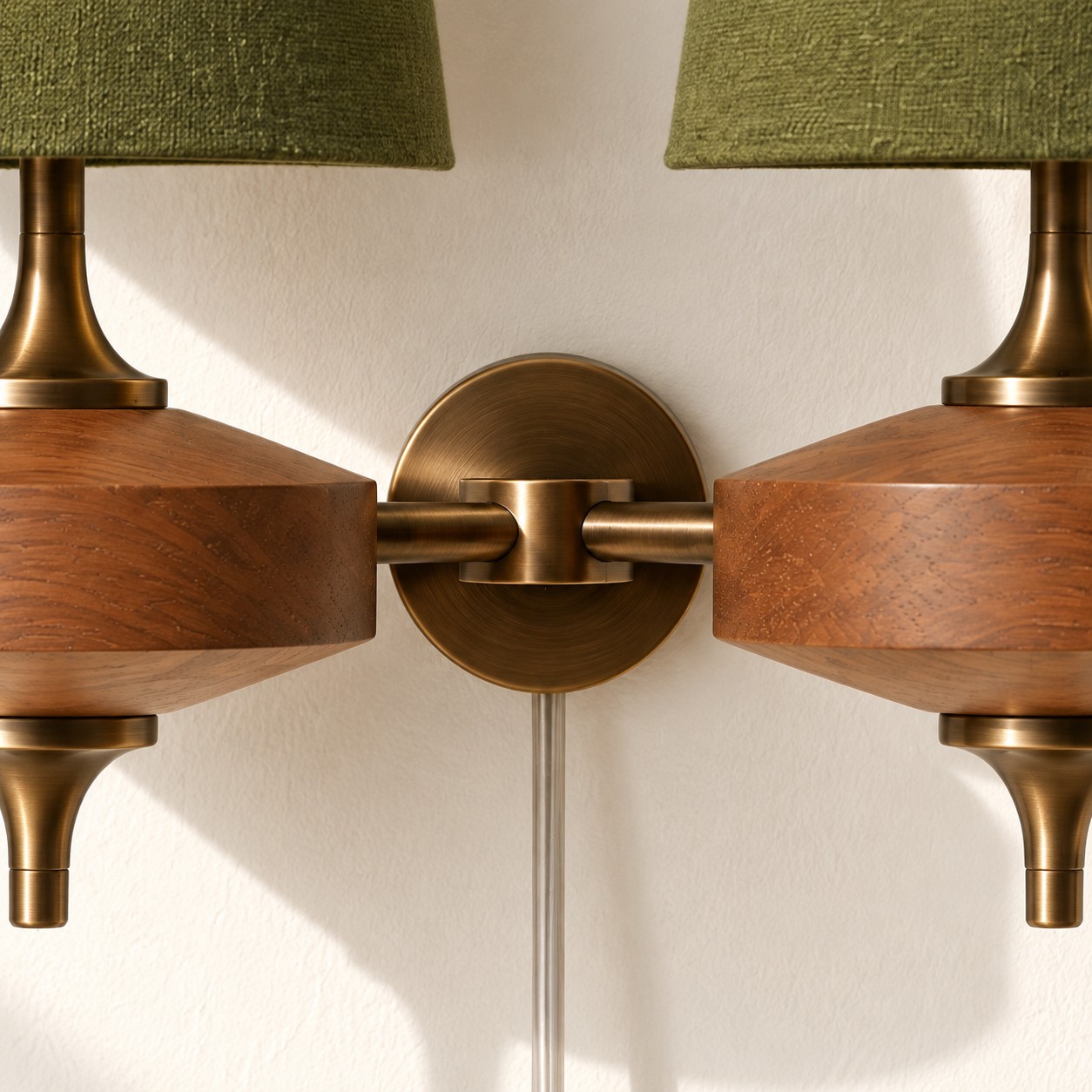 Close view of the two-head brass backplate and side arms