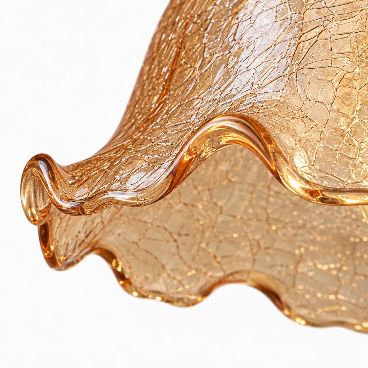 Lámpara colgante de cristal y latón en detalle