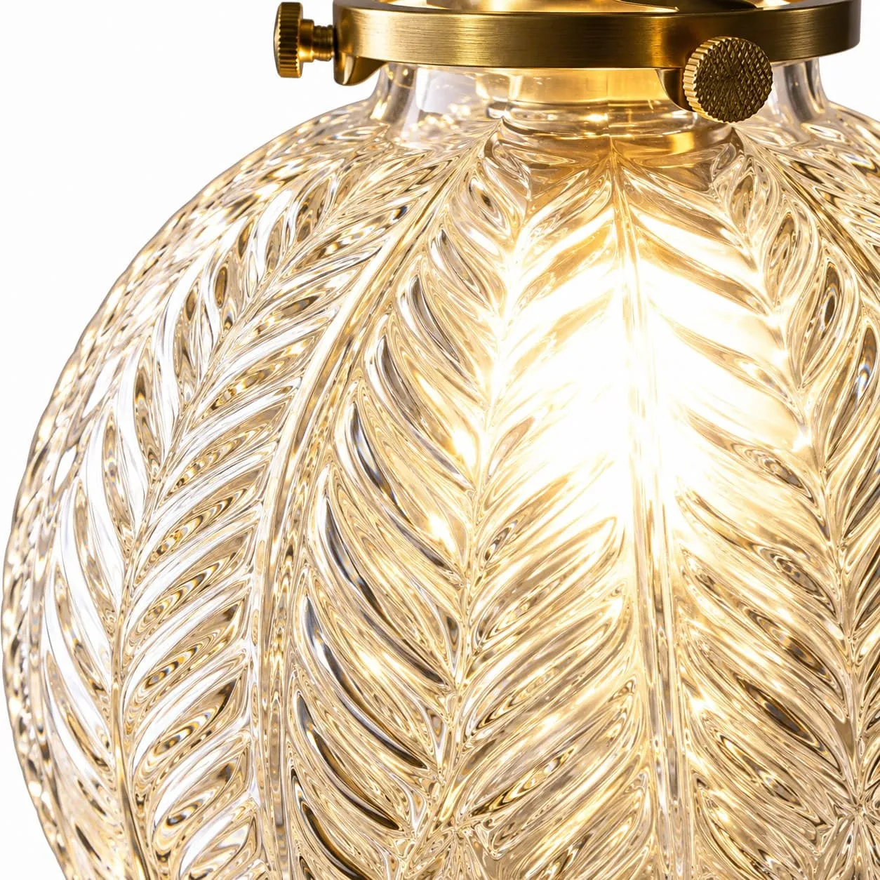 Lámpara colgante de cristal con textura de hojas en detalle