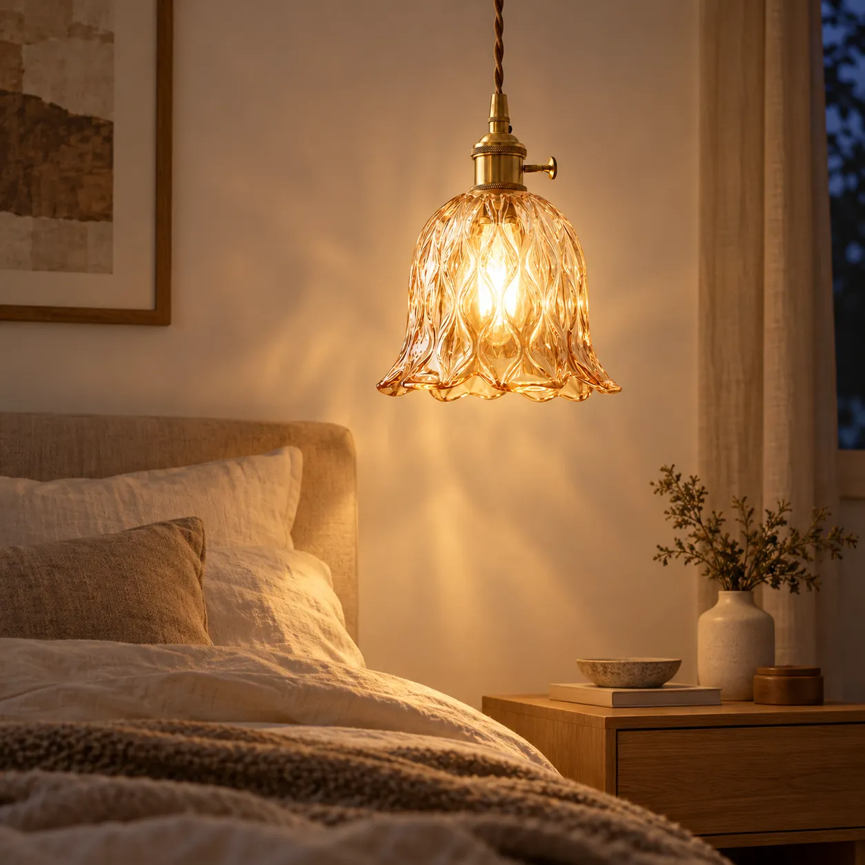 Lampada a sospensione giapponese in vetro ondulato per interni.
