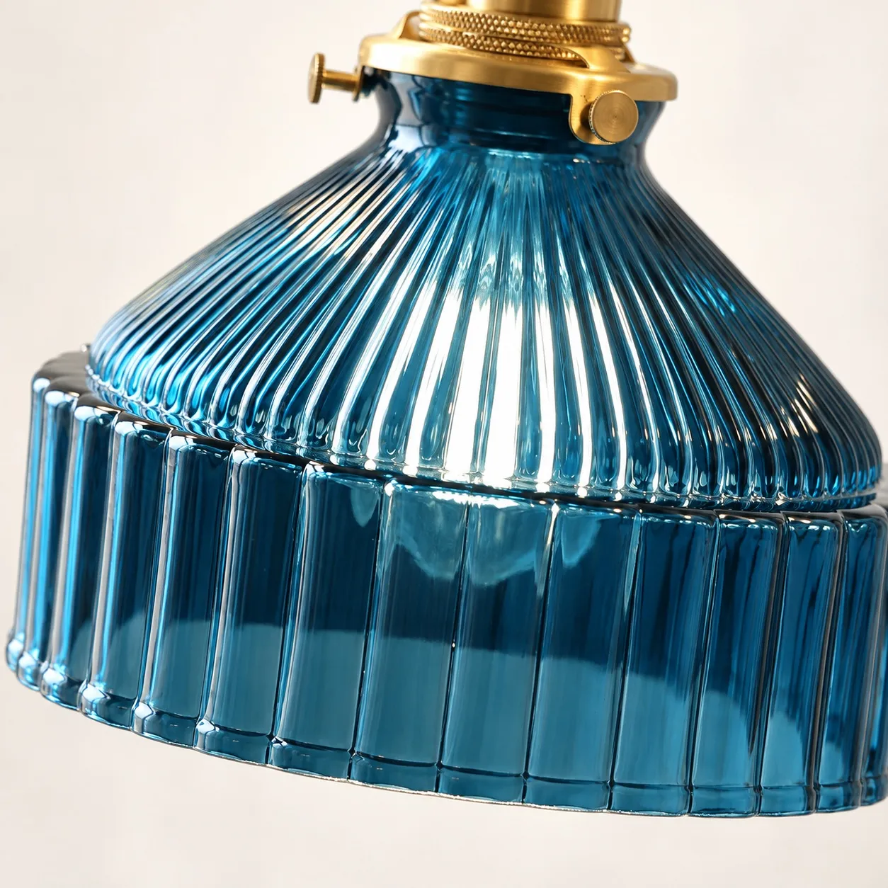 Hanglamp van gekleurd glas in detail