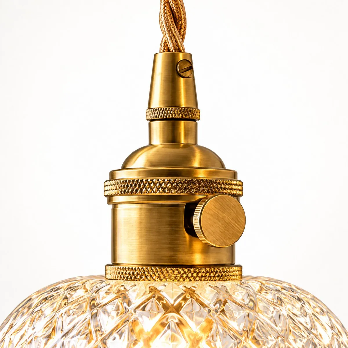 Lámpara colgante de cristal con forma de piña en detalle
