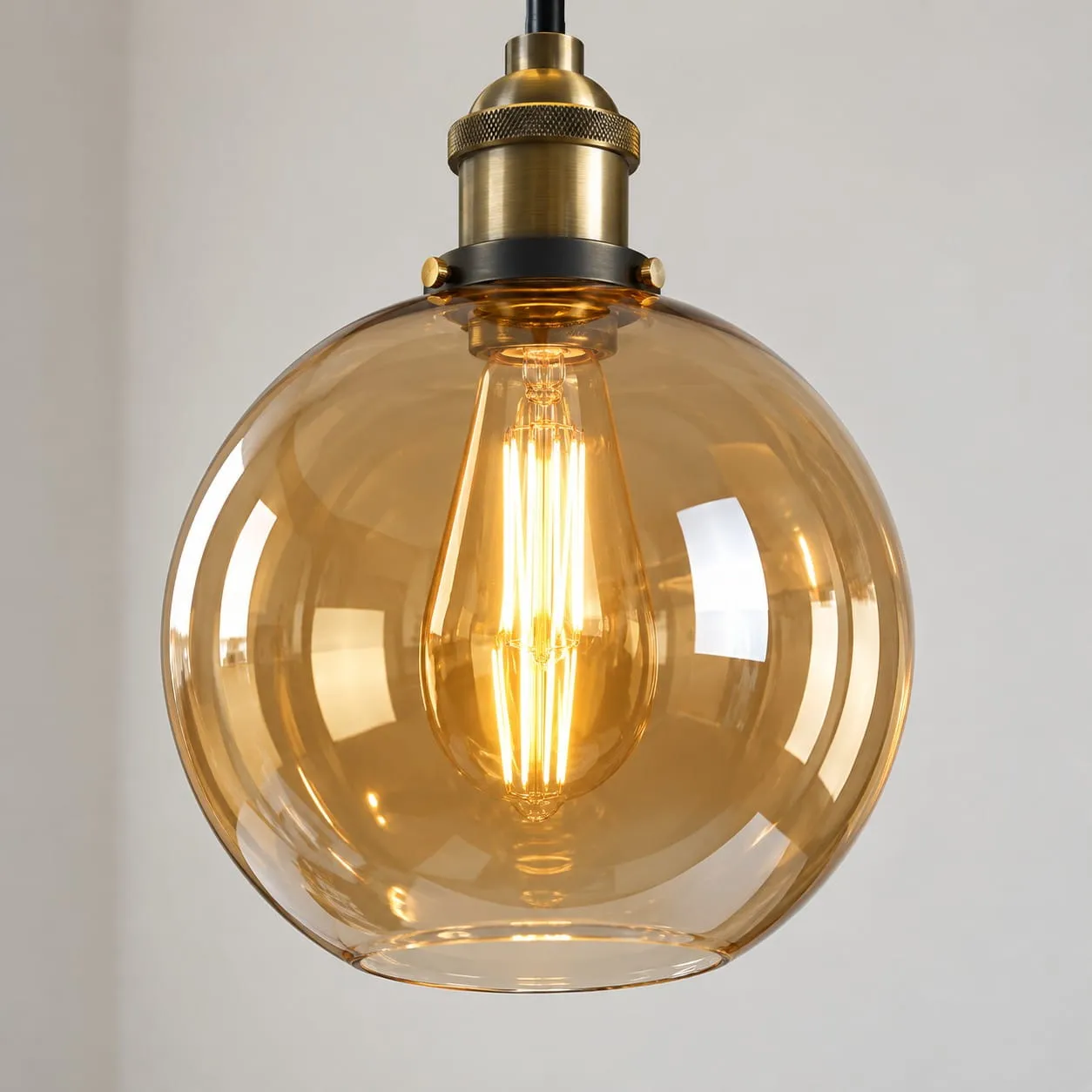 Lámpara colgante industrial de cristal en detalle