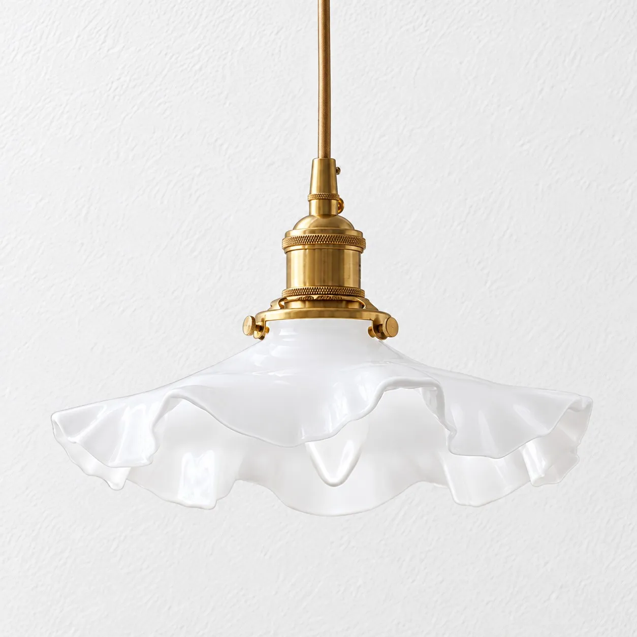 Vintage witte hanglamp met gegolfd glas