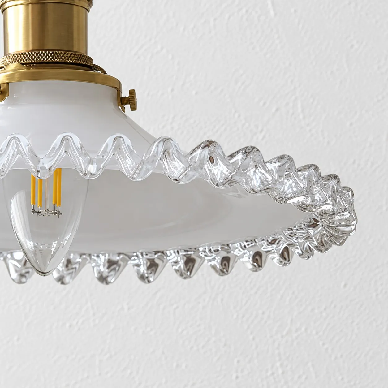 Hanglamp met gegolfd glas in detail