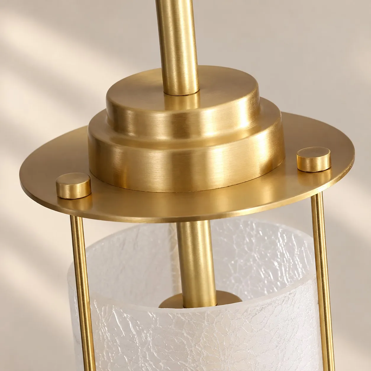 Lámpara colgante de cristal esmerilado en detalle