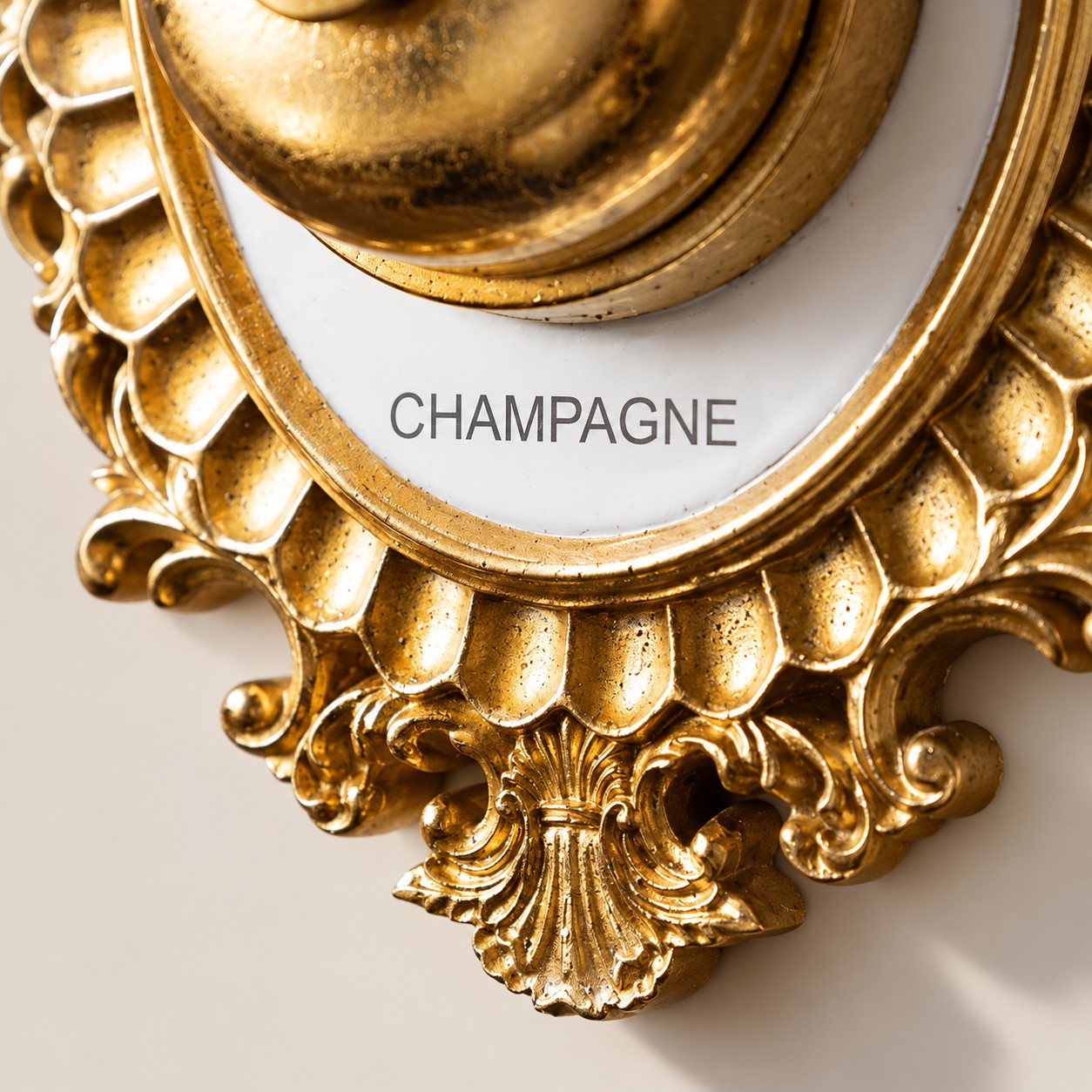 Lettres CHAMPAGNE et la coquille dorée en bas