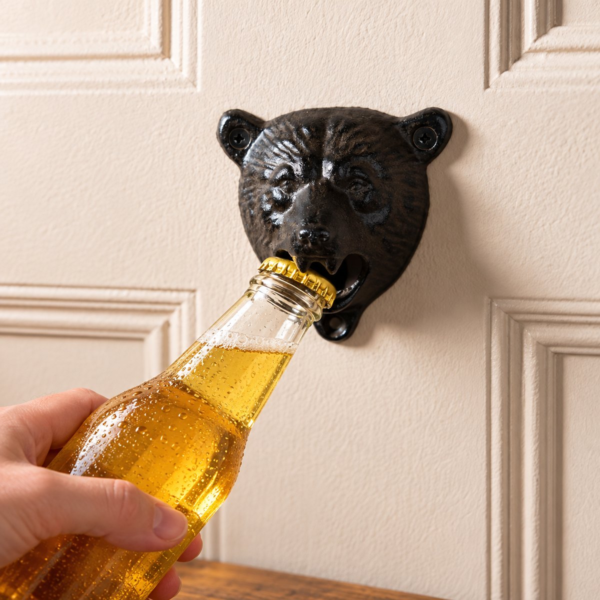 Apertura di una birra con l'orso da parete