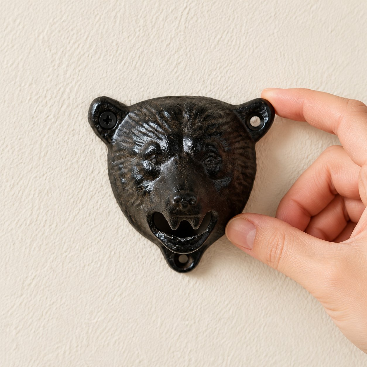 Apribottiglie orso tenuto al muro