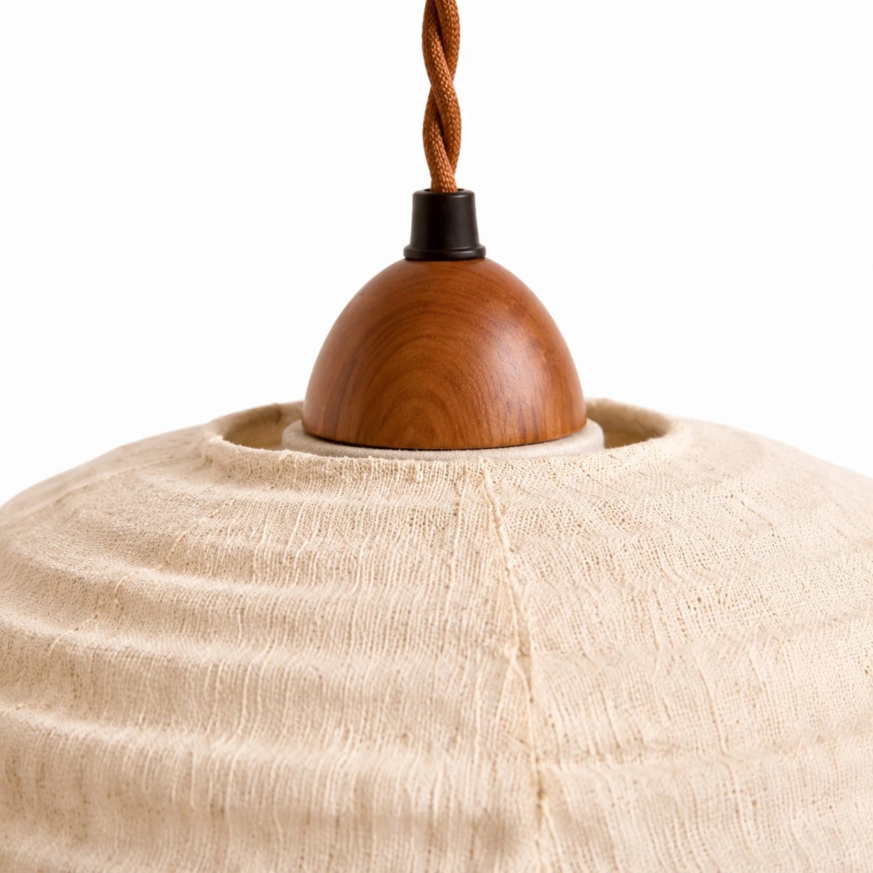 Nahaufnahme der Holzplatte und des geflochtenen Kabels