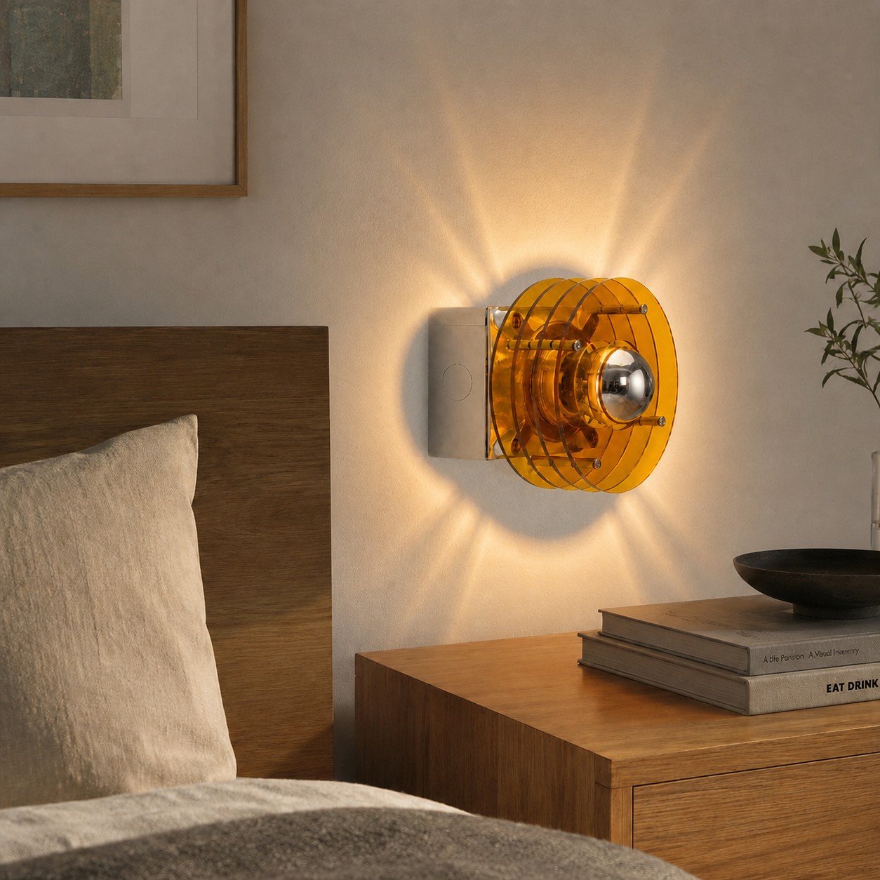 Lampada da parete gialla in acrilico accanto al letto