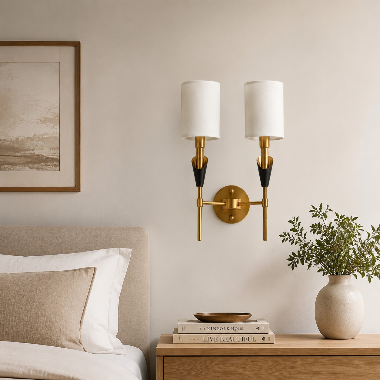 Wandlampe mit nordischem Stoffschirm neben einem Schlafzimmerschrank