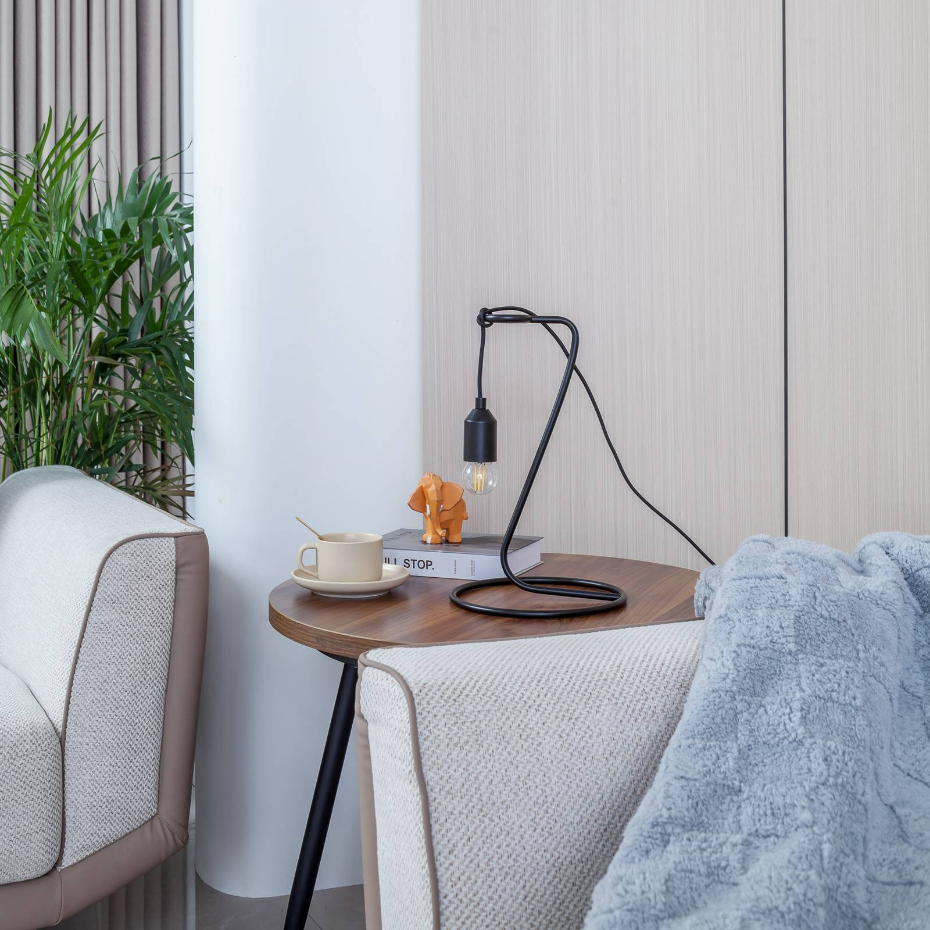 Lampe à poser en métal moderne, Elira