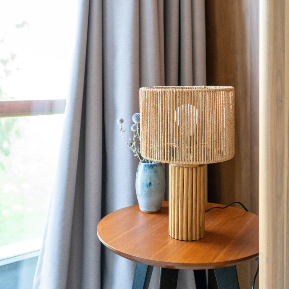 Lampe en papier de corde et socle en rondin de - MIRA