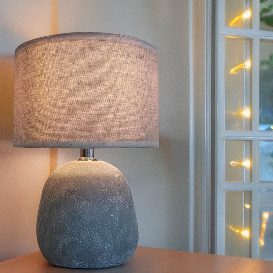 Lampe à poser en céramique grise et abat-jour beige antique 20x20x28cm