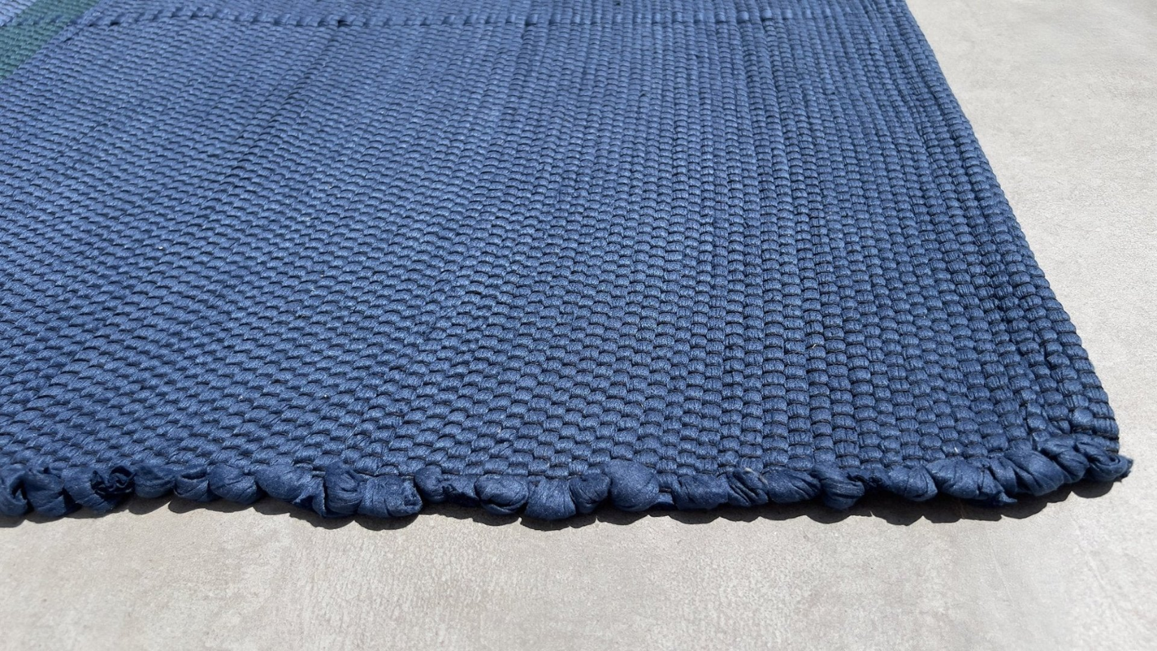 Tapis en fibres recyclées tissé à la main LEONOR