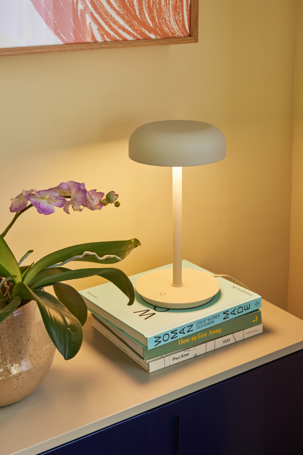 Lampe de table en fer et polycarbonate VELO.