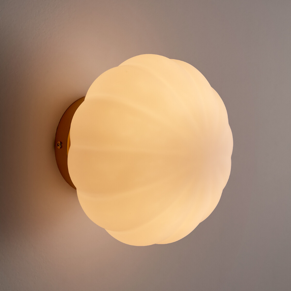 Applique ou plafonnier, en laiton et verre opaline, AMIA