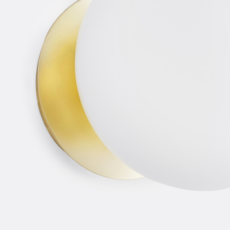 Applique ou plafonnier, en laiton et verre opaline, MORICIO