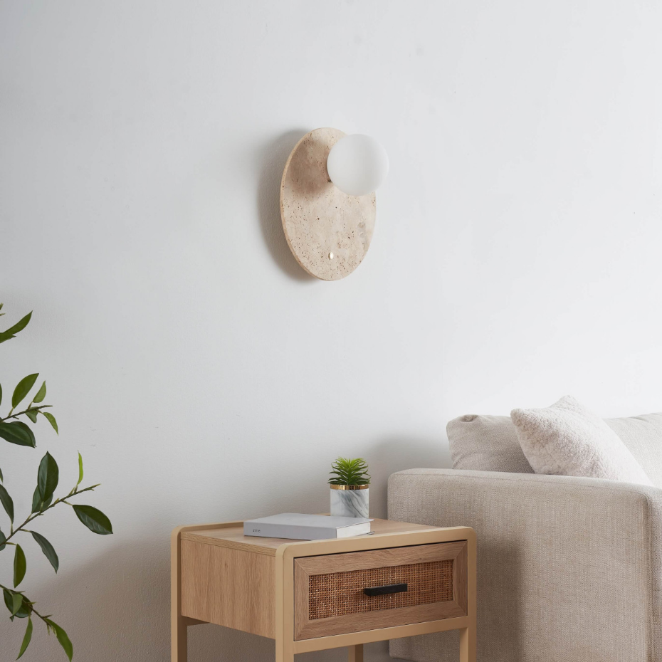 Applique globe opale sur travertin - ORÉ